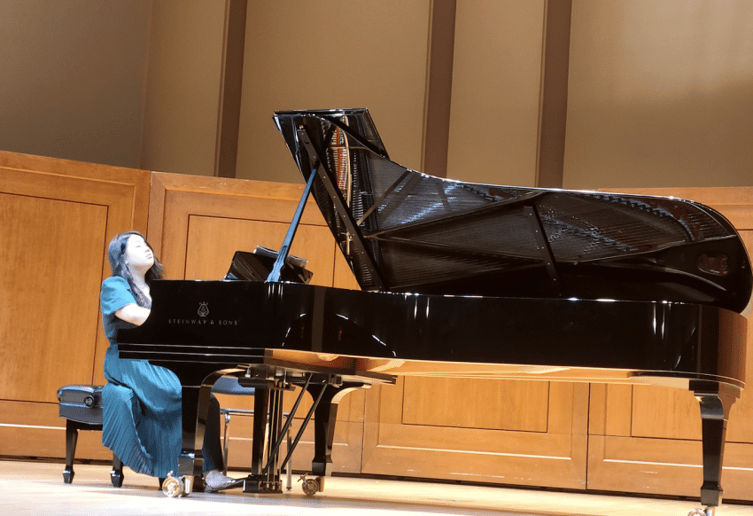 Gallery photo 1 of Esil — Classical Pianist