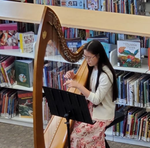 Gallery photo 1 of Evelyn Nguyen - Harpist
