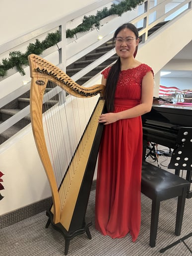 Gallery photo 3 of Evelyn Nguyen - Harpist