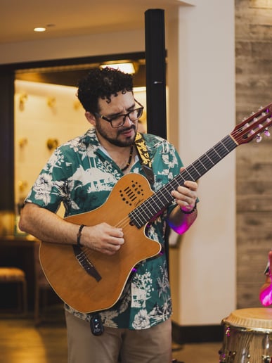 Gallery photo 4 of Everton Azevedo - Live Guitarist