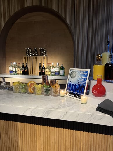 Gallery photo 2 of Experienced Bartender