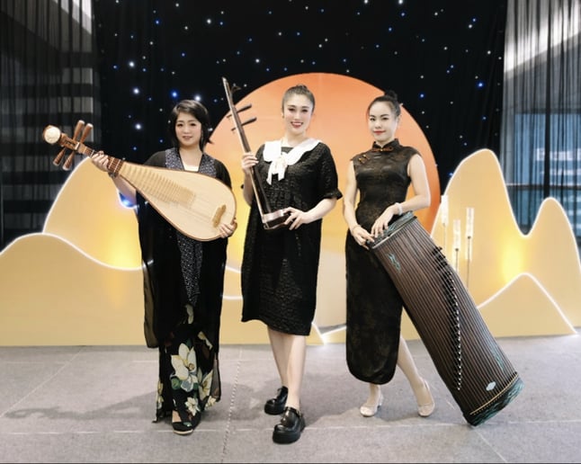 Gallery photo 5 of Feifei Yang | Erhu Virtuoso | Singer