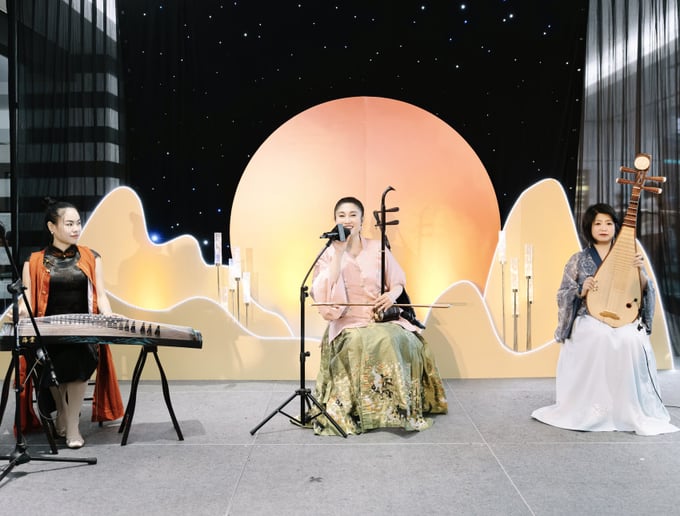 Gallery photo 4 of Feifei Yang | Erhu Virtuoso | Singer