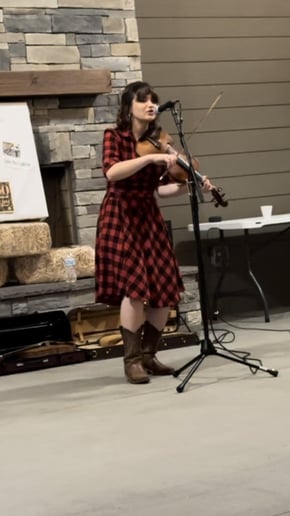 Gallery photo 1 of Fiddlin' Hayley King