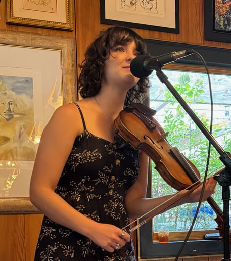 Gallery photo 2 of Fiddlin' Hayley King