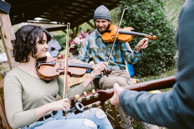 Gallery photo 4 of Fiddlin' Hayley King