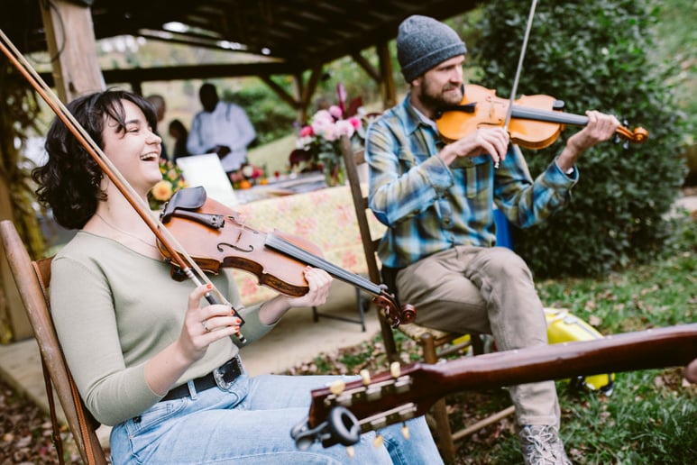 Gallery photo 5 of Fiddlin' Hayley King