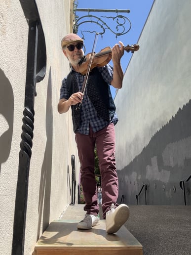 Gallery photo 3 of Fiddlin’ Mo