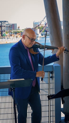 Gallery photo 4 of Francisco Violinist/Strings Ensembles