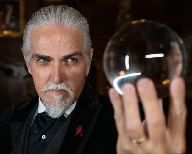 Gallery photo 9 of Georges-Robert the Gentleman Wizard