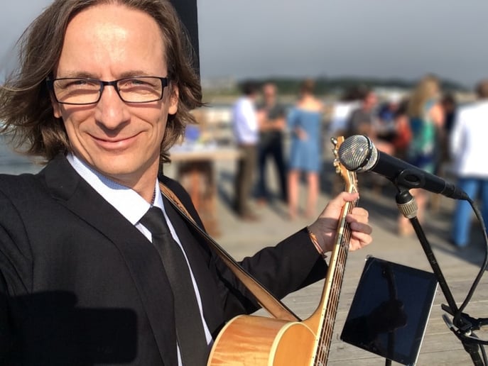 Gallery photo 1 of Glen Roethel. Best Acoustic Guitar, Vocal, Ukulele