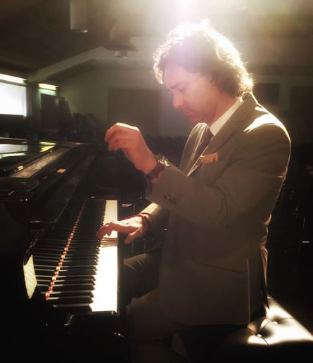 Gallery photo 18 of Glenn Kramer Piano Entertainment and Karaoke