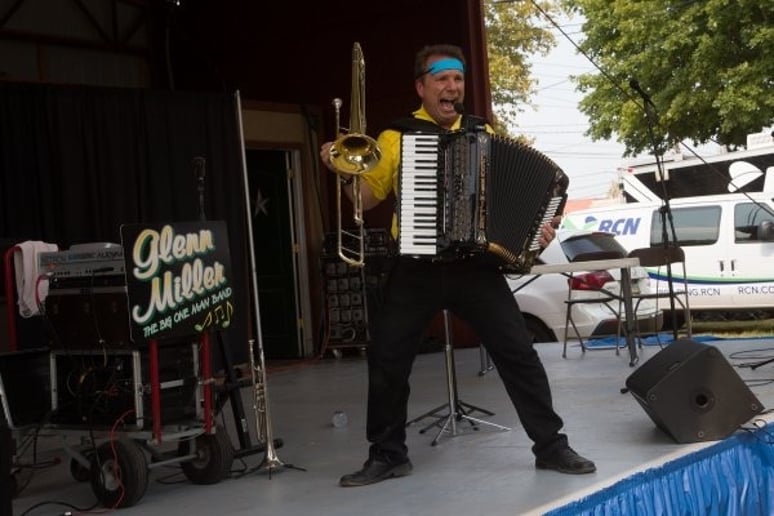 Gallery photo 4 of Glenn Miller - The Big One Man Band!