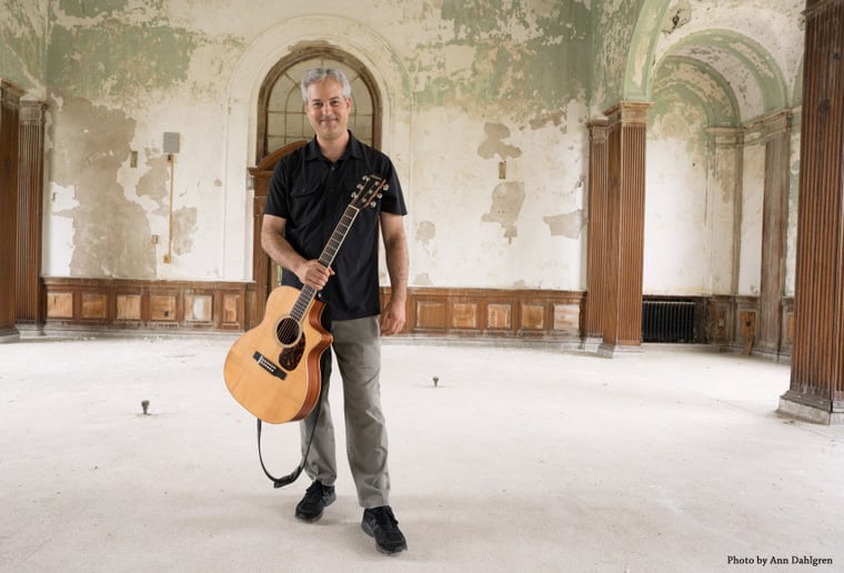 Gallery photo 3 of Glenn Roth Fingerstyle Guitarist