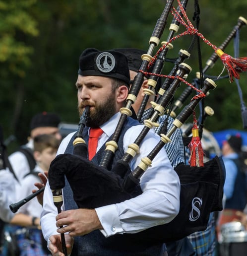 Gallery photo 6 of Great Highland Bagpiper