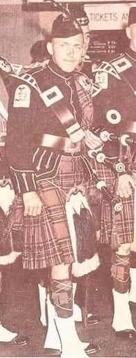 Gallery photo 11 of Great Highland Bagpiper
