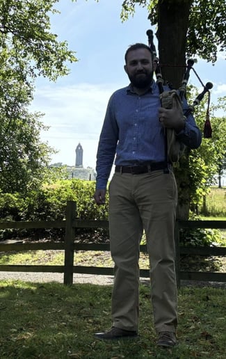 Gallery photo 9 of Great Highland Bagpiper