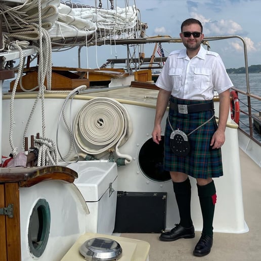 Gallery photo 10 of Great Highland Bagpiper