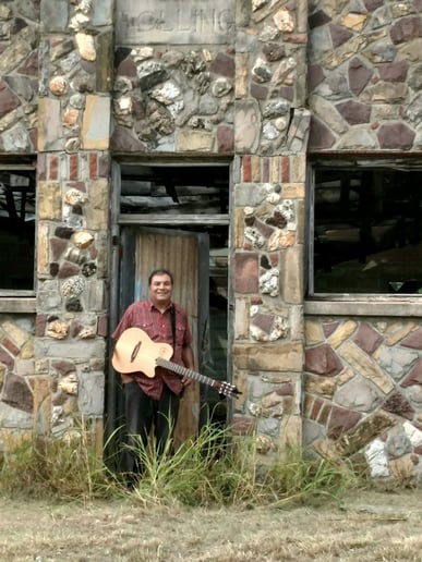 Gallery photo 2 of Guitarist / Singer