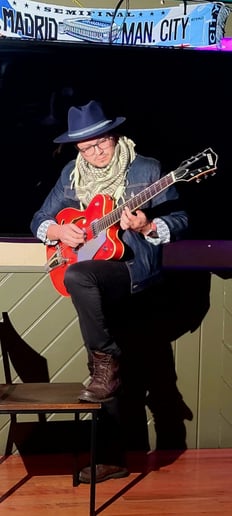 Gallery photo 2 of Guitarist/Singer