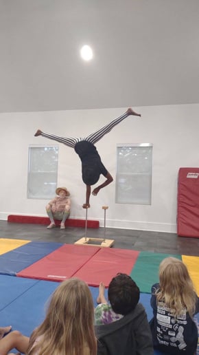Gallery photo 9 of Handbalancer, Splits & Breakdance