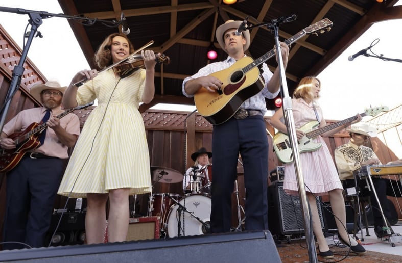 Gallery photo 1 of Hank & Ella with The Fine Country Band