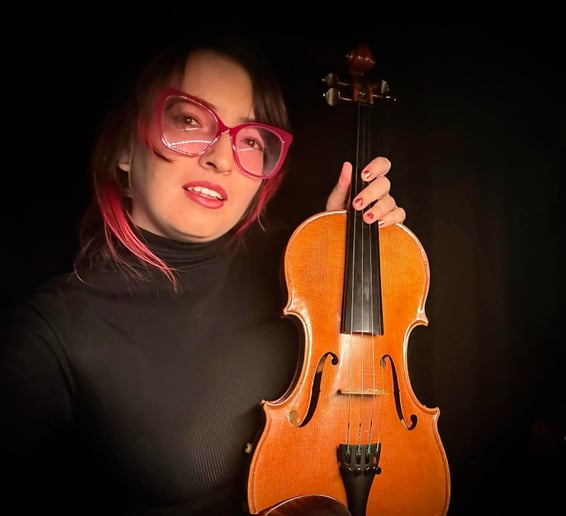 Gallery photo 2 of Hannah Glass