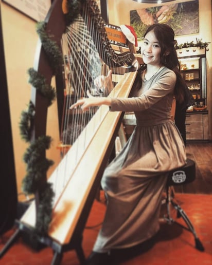 Gallery photo 2 of Harpist Gracelyn