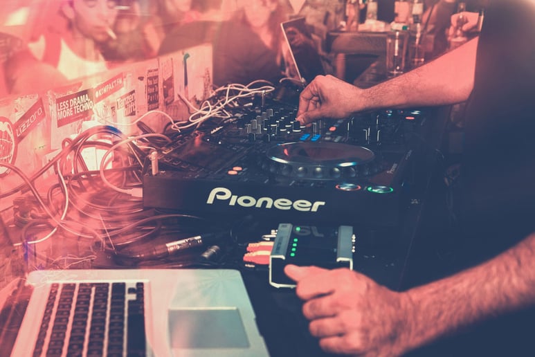 Gallery photo 2 of HEAVY DJs