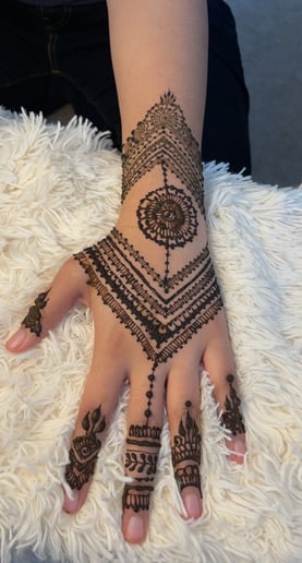 Gallery photo 6 of Henna Art