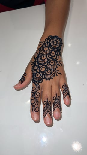 Gallery photo 3 of Henna Art