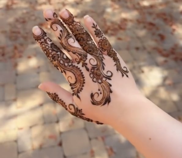Gallery photo 6 of Henna by Mariyam