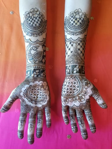 Gallery photo 1 of Arva Henna Artist