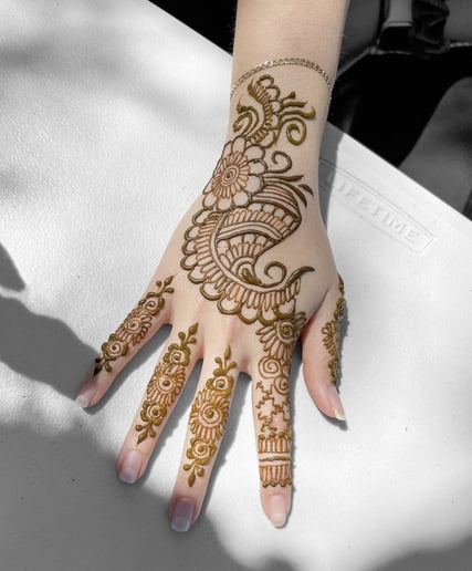 Gallery photo 4 of Golden Coast Henna