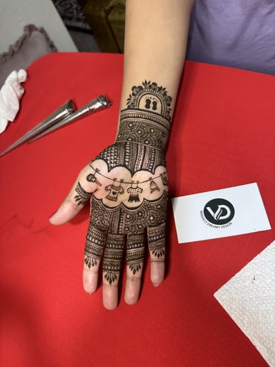 Gallery photo 8 of Henna by Vanshu'z