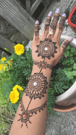 Gallery photo 5 of Henna Rain - Henna Designer