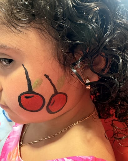 Gallery photo 1 of Ri (Face painting +Balloon Twisting +Henna)