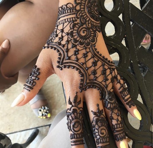 Gallery photo 9 of Ri (Face painting +Balloon Twisting +Henna)