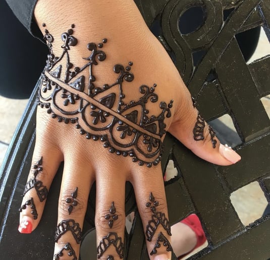 Gallery photo 10 of Ri (Face painting +Balloon Twisting +Henna)