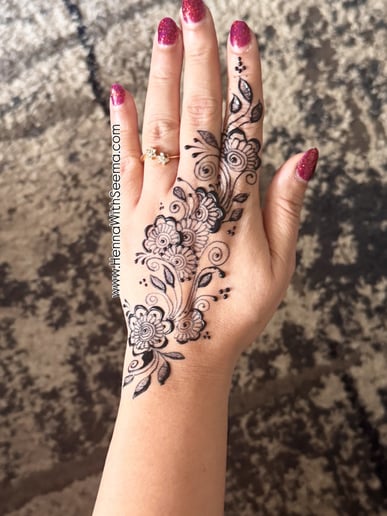 Gallery photo 7 of Henna with Seema