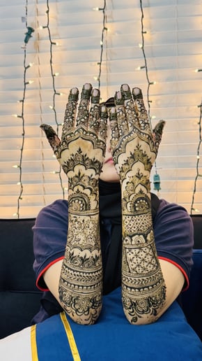 Gallery photo 9 of Henna with Seema