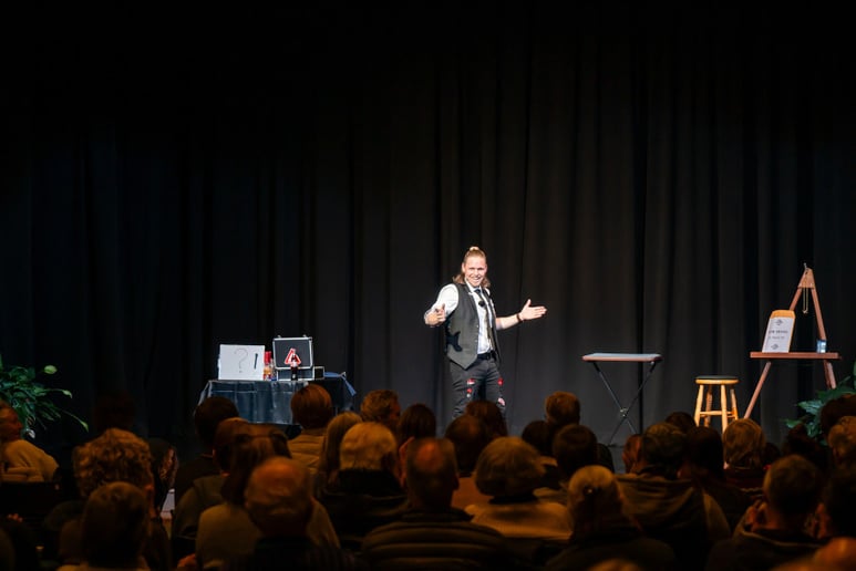 Gallery photo 2 of Henry 'Oz - The German Magician