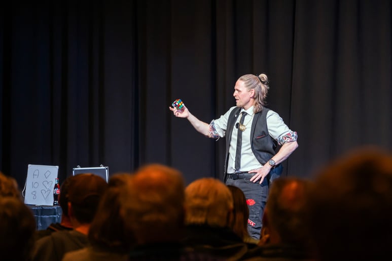 Gallery photo 5 of Henry 'Oz - The German Magician