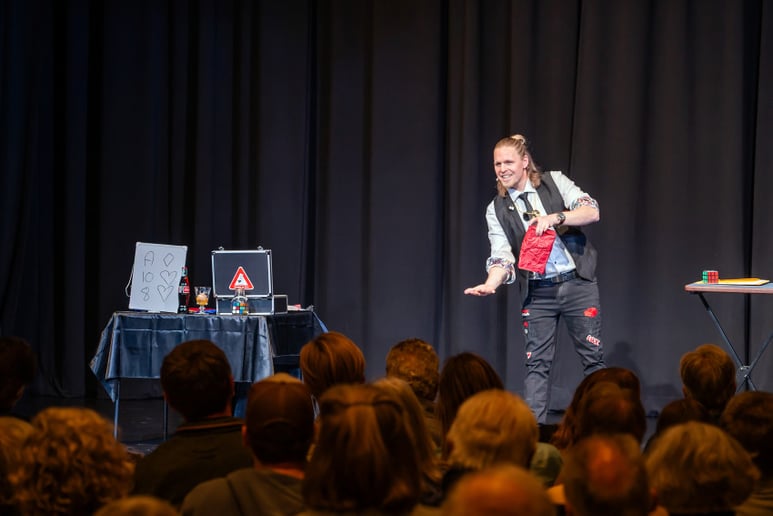 Gallery photo 9 of Henry 'Oz - The German Magician