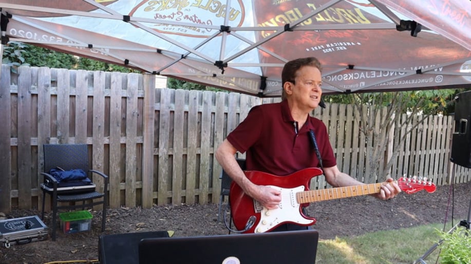 Gallery photo 1 of Mikey's One Man Beach Band