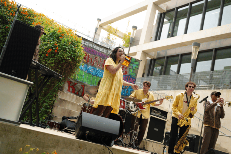 Gallery photo 3 of Honeytones