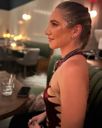 Gallery photo 7 of Girl on Fire