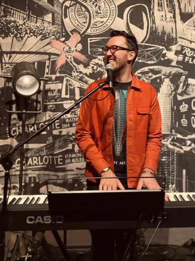 Gallery photo 7 of Ian Benjamin - Singing Pianist