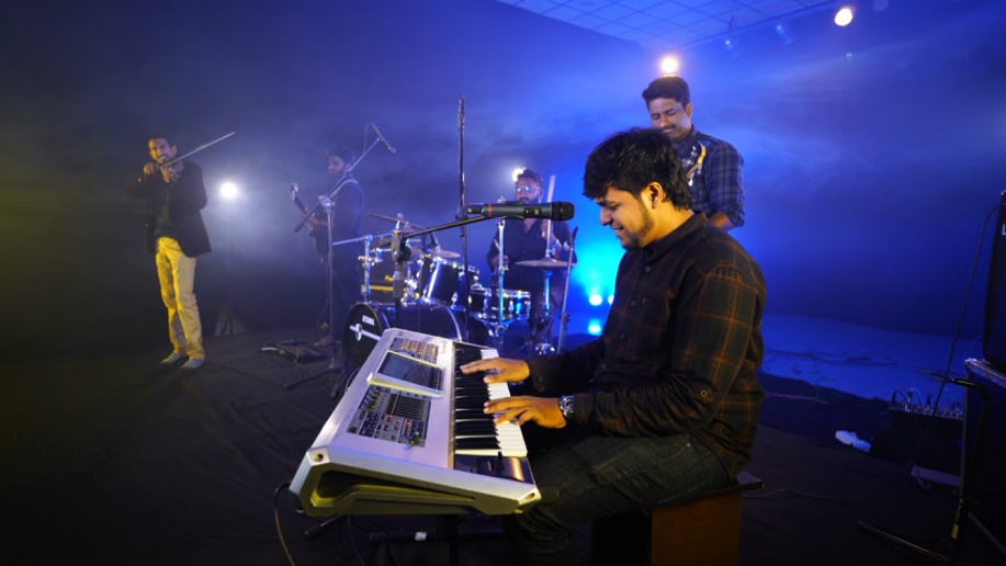Gallery photo 2 of David Kalyan - Singing Pianist | Keyboard Player | Sound System