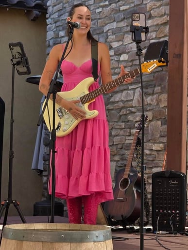 Gallery photo 1 of Bella Popa Singer & Guitarist